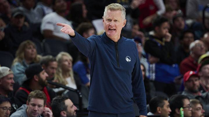 Warriors’ Steve Kerr doppelganger în full Bulls uniform distracts coach during Clippers game