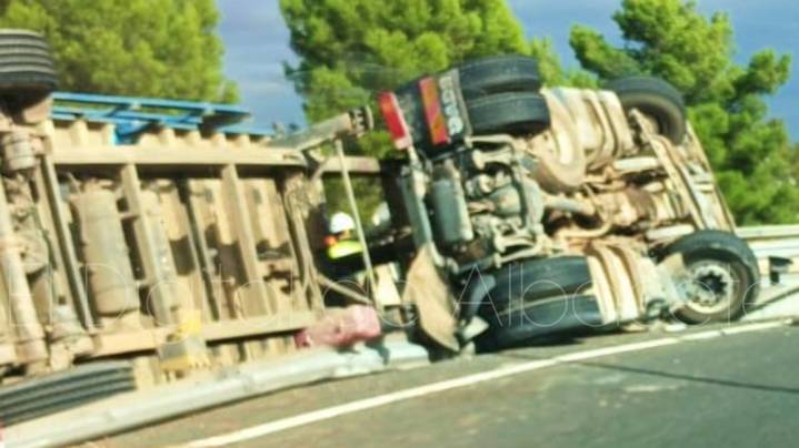 Vuelca este camión en Albacete capital
