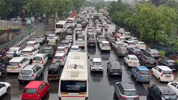 Traffic nightmare on Mumbai–Ahmedabad highway after truck overturns