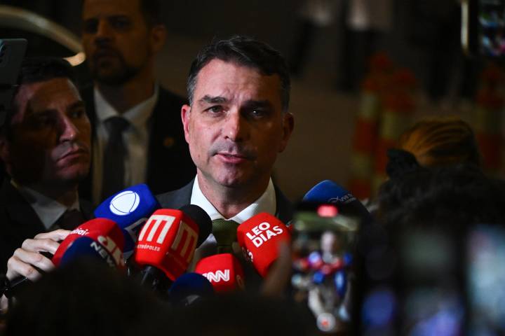 Un hijo de Bolsonaro pide a EE.UU. que combata el narcotráfico frente al litoral de Brasil