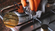 El truco definitivo para limpiar los pegotes de la rejilla de la cocina con solo dos ingredientes