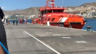 Emoción de los familiares por la llegada al puerto de Arguineguín de Layonel Ramírez: "Tenía la cara algo quemada"