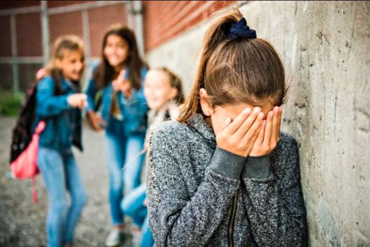 Proponen multas de hasta $2 millones para padres que no frenen el bullying escolar