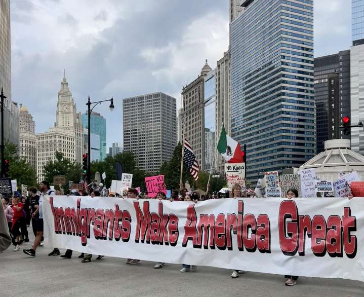 Por qué los latinos alzaron su voz en la masiva protesta ‘No Kings’ en Chicago