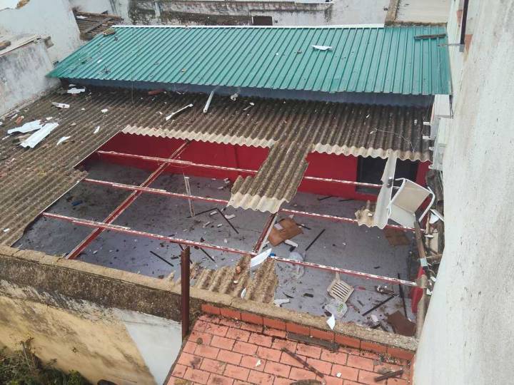 Un hombre resulta herido grave en Gibraleón al caerle la estructura de una terraza por el tornado