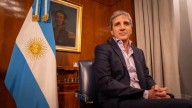 Caputo rechazó una devaluación y anunció reformas laboral y tributaria para mejorar la competitividad