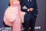 Las sandalias de tacón alto rosa metalizado más bonitas de Amal Clooney