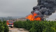 Un incendio en un desguace de Xàtiva provoca una densa columna de humo negro