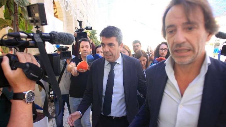 Mazón evita a la carrera contestar sobre su última versión con Maribel Vilaplana el día de la DANA