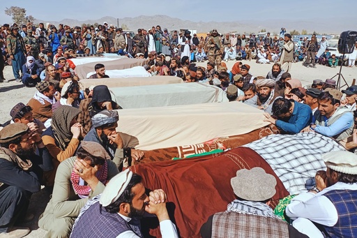Afganistán y Pakistán prometen respetar el alto el fuego tras más de una semana de combates mortales