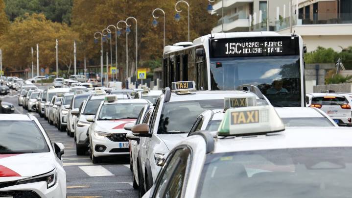 Las protestas de los taxistas y los cambios normativos por los VTC se extienden por España