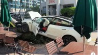 Un Tesla se estrella contra un restaurante en Miami Beach: así fue el impactante momento