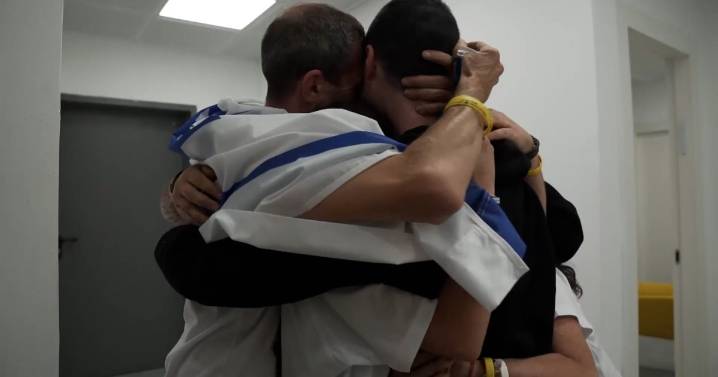 Los emotivos reencuentros de los rehenes con sus familias tras el acuerdo entre Israel y Hamás, en vídeo