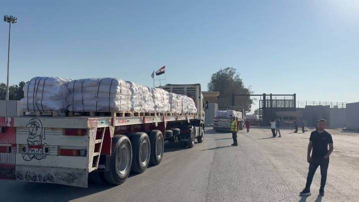 Israel presiona a Hamás para que devuelva los cadáveres y reduce a la mitad la entrada de ayuda a Gaza