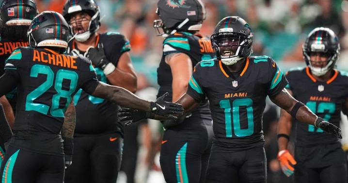 Dolphins place Tyreek Hill on IR with knee injury, bring back veteran Cedrick Wilson Jr