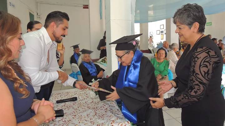 Adultos mayores del asilo La Conferencia, cumplen su sueño, reciben su certificado de educación básica.