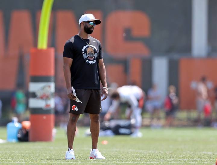 Browns face critical trade deadline decision: Buy to capitalize on elite defense or protect future draft capital?
