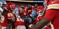 El gesto de un jugador a una estrella de la NFL que desató una batalla campal: “Lo que hizo es imperdonable”