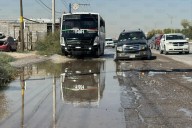 Camioneta cae en hundimiento oculto por agua estancada en la Juárez