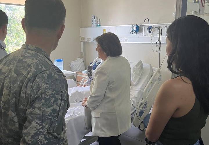 Sobrevivientes del helicóptero están fuera de riesgo vital: Ministra de Defensa los visitó