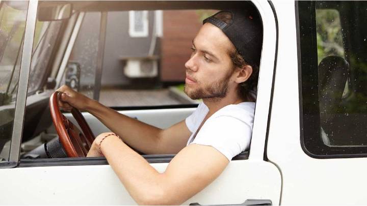 Qué significa manejar el auto con el codo afuera, según la psicología