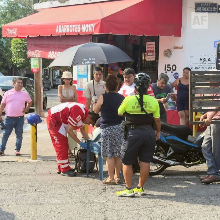 Accidente de motocicleta en el centro de Colima deja una mujer lesionada leve