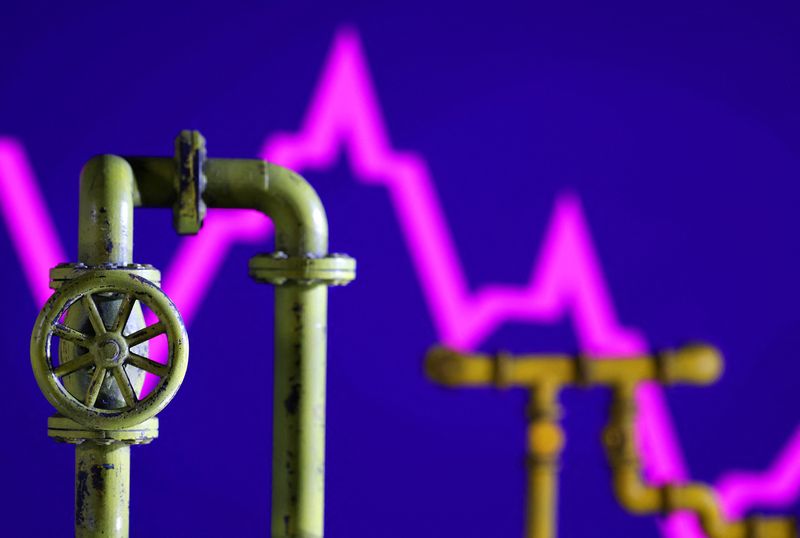 Oil falls on Gaza plan, fading Middle East risk premium