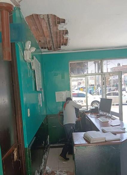 Se desprende tarrajeo del techo de la Comisaría 21 de Abril
