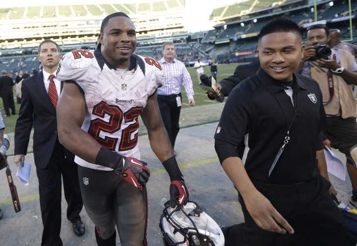 Former NFL player dies while in Oakland police custody