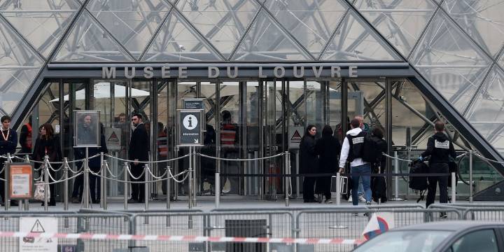 Atraco en el Louvre: unos encapuchados roban joyas de la colección de Napoleón III y la Emperatriz en el museo más visitado del mundo