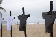 El homenaje en la playa de Copacabana para los cuatro policías caídos durante la masacre de Río