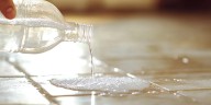 Tres poderosos usos doméstico que tiene la mezcla de de agua oxigenada, bicarbonato y detergente líquido o jabón