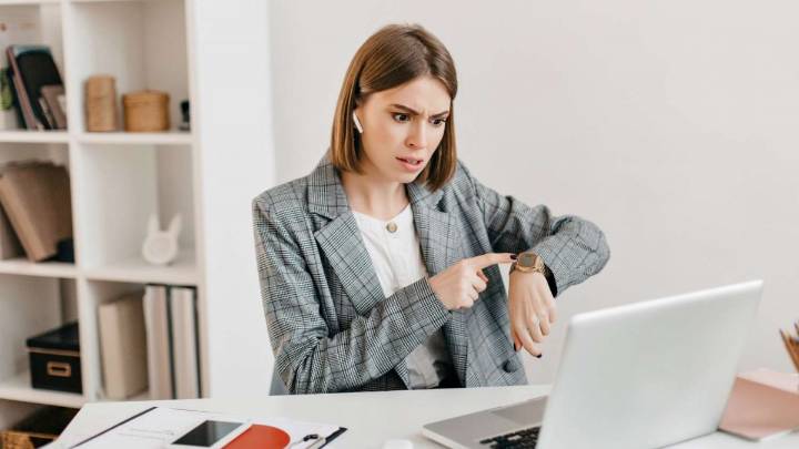 Llegó tarde al trabajo 176 veces en seis meses y la despidieron, pero ahora deben indemnizarla