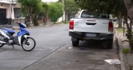 Murió una motociclista tras chocar con una camioneta estacionada en Aniceto Latorre