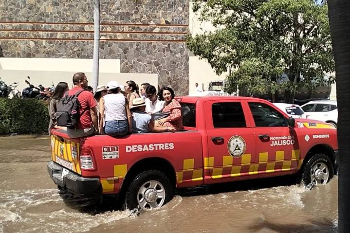 Rescatan a turistas atrapados por marejada en Puerto Vallarta