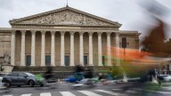 La dimisión de su primer ministro pone bajo presión a Macron en Francia