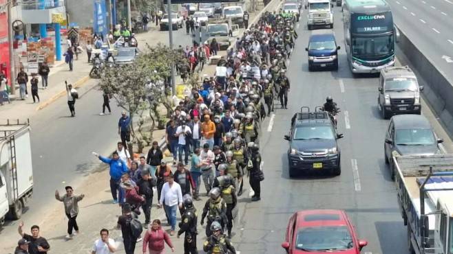 Colectivos de Lurín paralizaron la Panamericana Sur en protesta por extorsiones