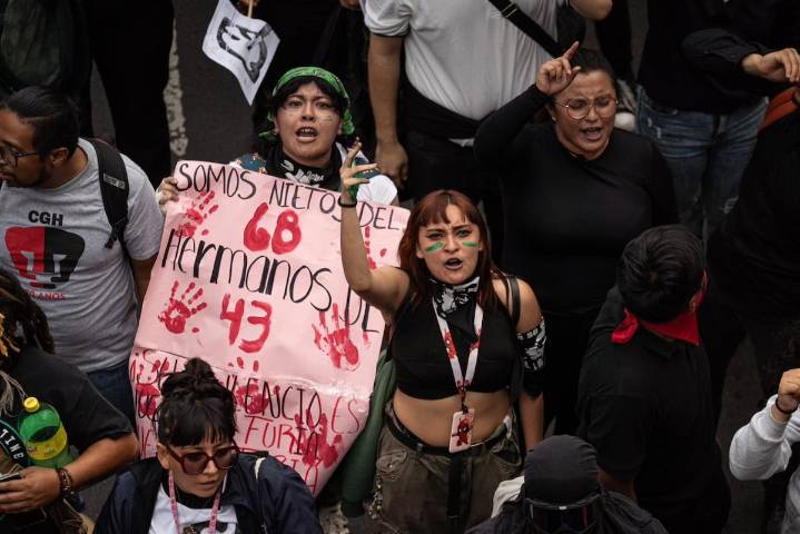 Los manifestantes del aniversario de la matanza de Tlatelolco saquean tiendas y generan disturbios