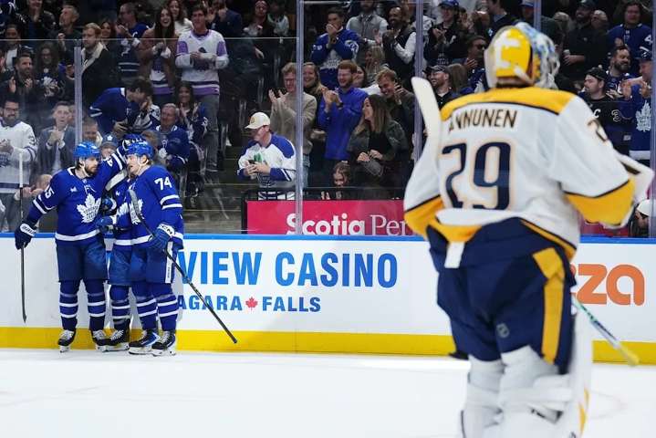 Matthews scores twice in third period as Maple Leafs beat Predators