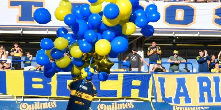 El emocionante homenaje de Boca Juniors a Miguel Russo: la dedicatoria especial de Riquelme y una camiseta al cielo