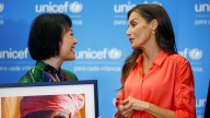Letizia abraza a la “niña del napalm” símbolo de las víctimas inocentes de las guerras