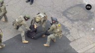 La caza al migrante ya no se esconde en EEUU: el ICE los arrastra por el suelo y los rocía con gas pimienta