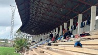 Compromís denuncia que 30 temporeros pernoctan en las gradas del campo de fútbol de Alginet un año después de la dana