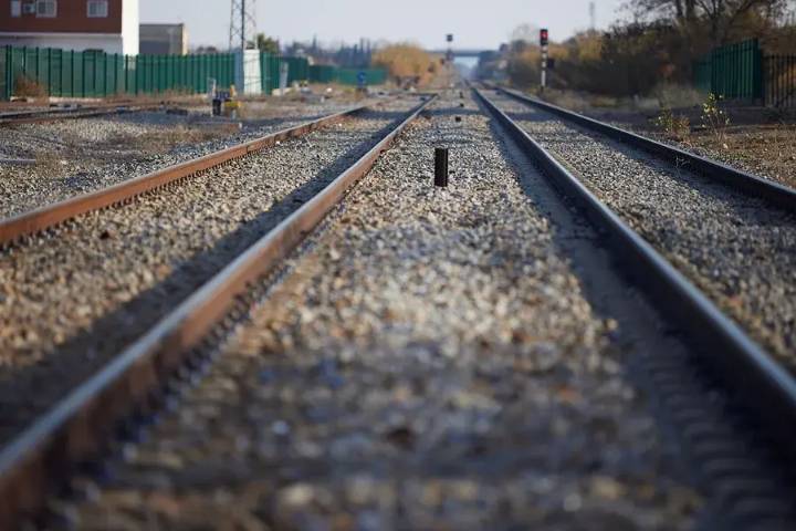 Muere el conductor de un camión tras caer a una vía y ser arrollado por un tren