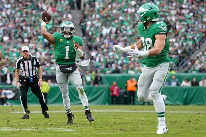 Giants-Eagles takeaways: Jalen Hurts throws for 4 TDs in win, Cam Skattebo goes down