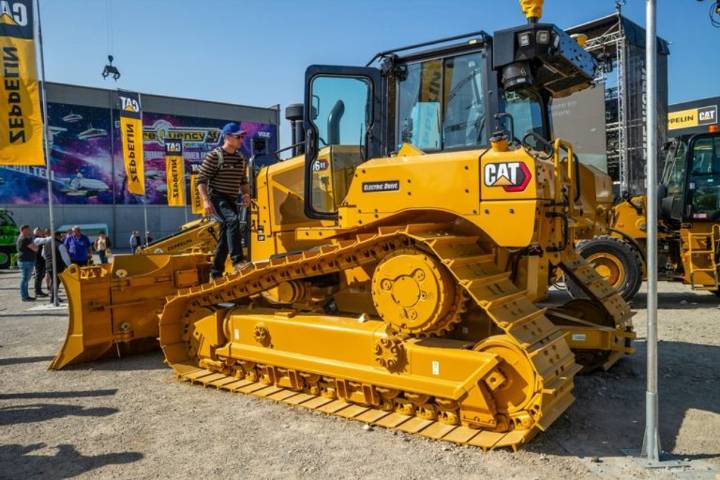 CAT Stock Price Prediction 2025, 2026 & 2030: Analyst Targets & Quantum Computing Outlook • Benzinga