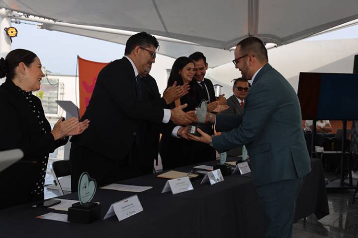 Zapopan reconoce a médicos destacados
