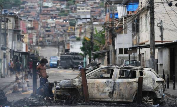 Río de Janeiro, en “guerra”: decenas de muertos en un feroz choque entre narcos y policías