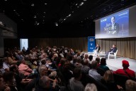 El director de EL PAÍS, en una charla con los lectores: “Hay que ir a buscar a los jóvenes en sus canales y hablarles en su lenguaje”