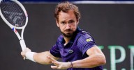 Medvedev se sobrepone a calambres y vence a Tien en un duelo en Shanghái